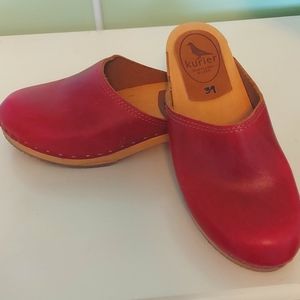 Kurier red clogs